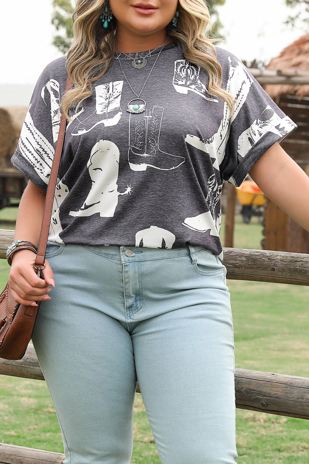 T-shirt ras du cou gris grande taille à imprimé bottes western