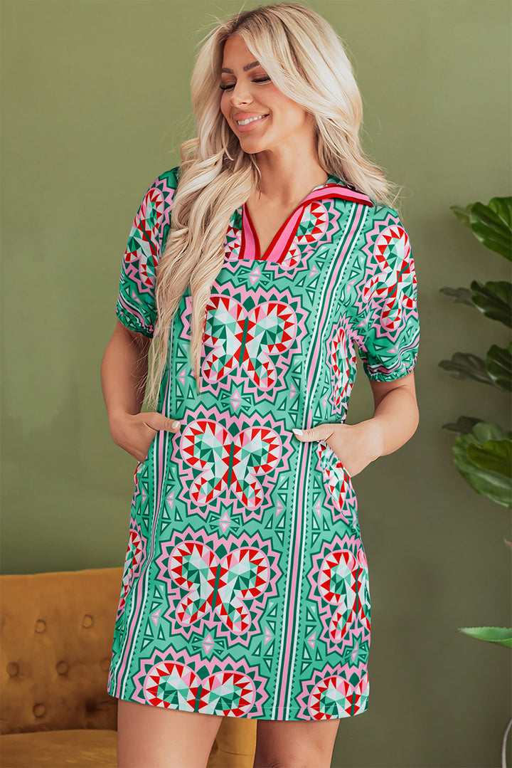 Robe à manches courtes et col fendu vert menthe à imprimé papillon géométrique