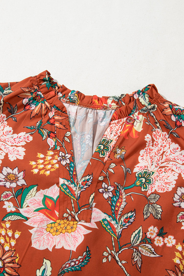 Chemisier marron à manches courtes bouffantes et col en V avec bordure à volants et motif floral cousu