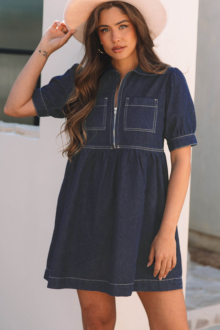 Robe en jean bleu sale à manches courtes bouffantes et col zippé