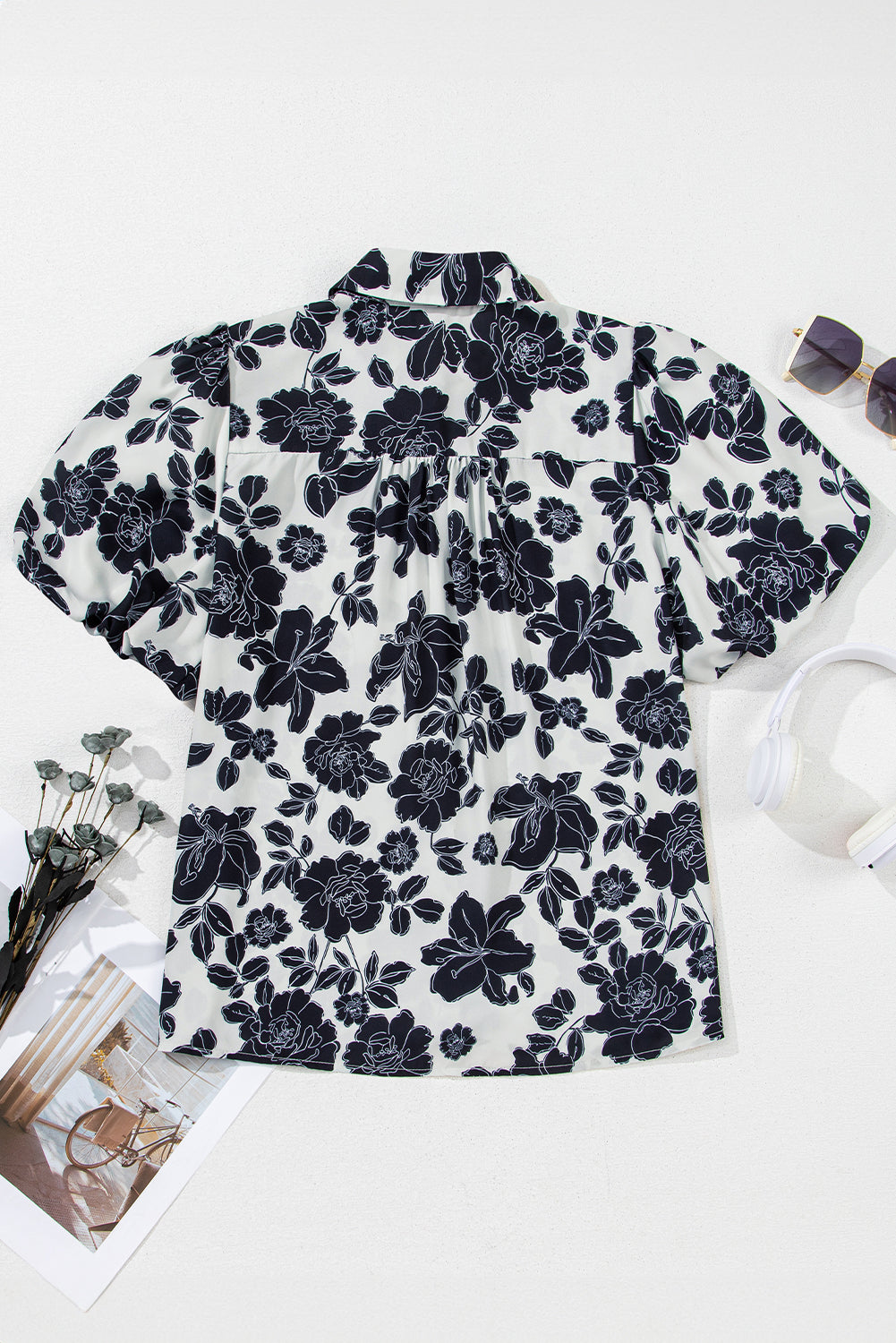 Chemise décontractée noire à manches bouffantes et motif floral