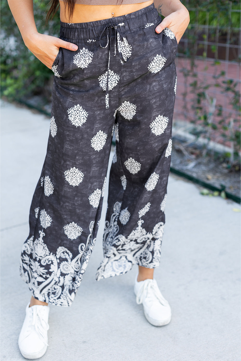 Pantalon large noir à imprimé bohème avec cordon de serrage à la taille