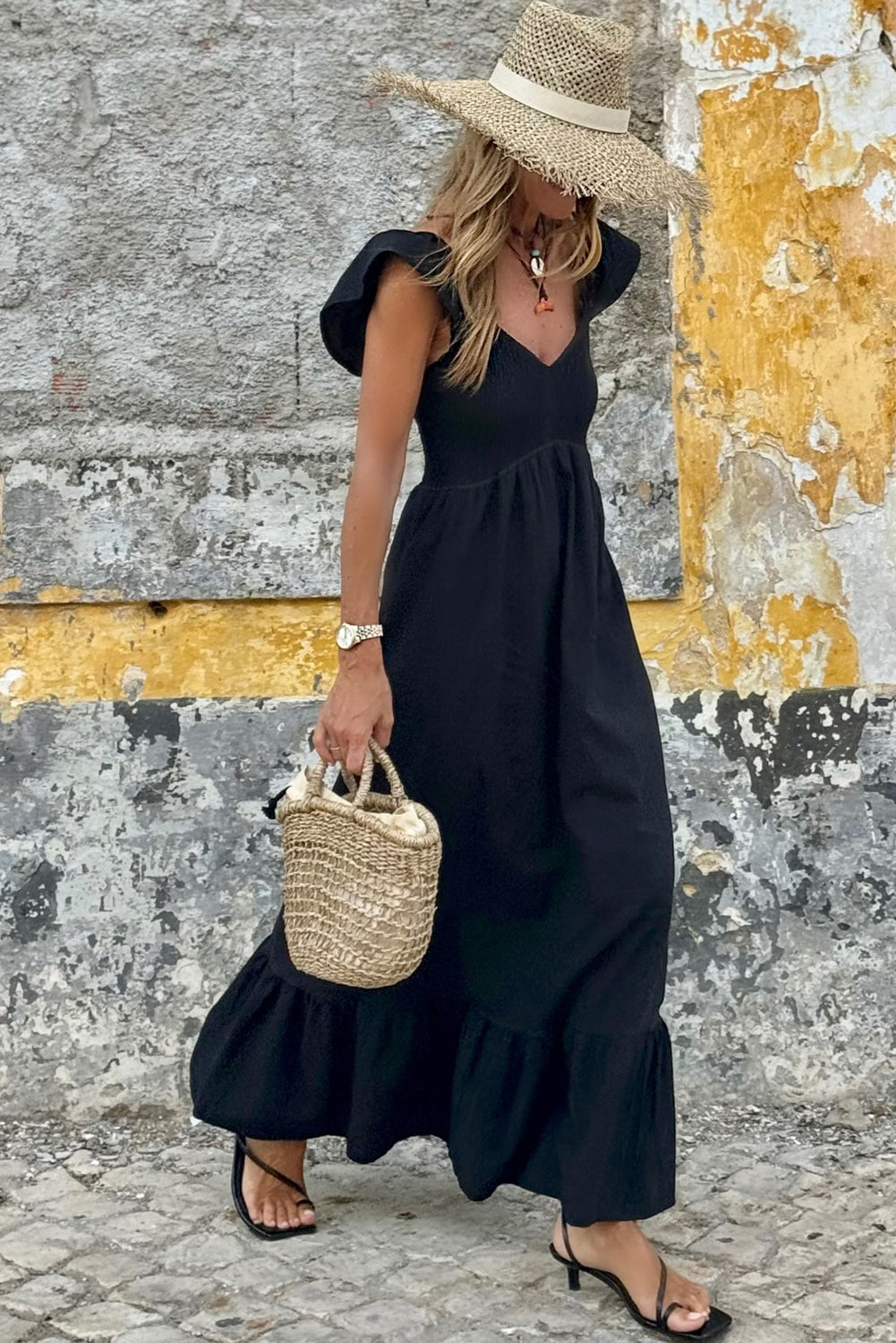 Robe longue noire à volants, col en V, manches flottantes, corsage froncé, taille haute
