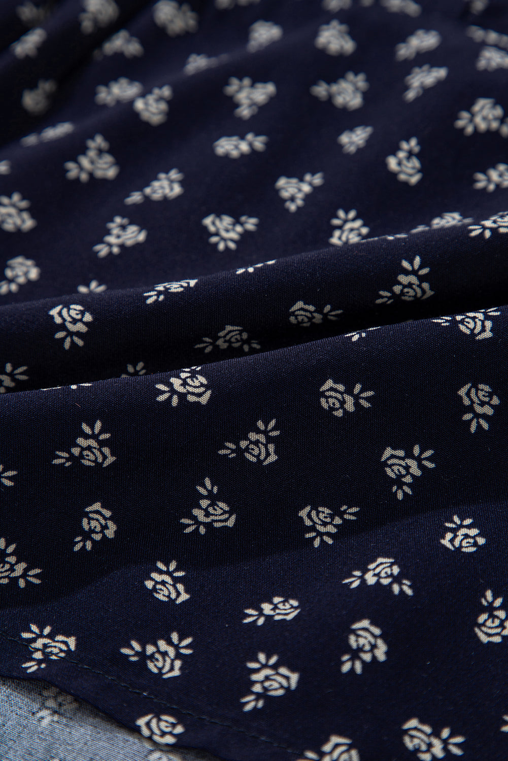 Débardeur bleu à imprimé floral et bretelles spaghetti boutonnées à col en V