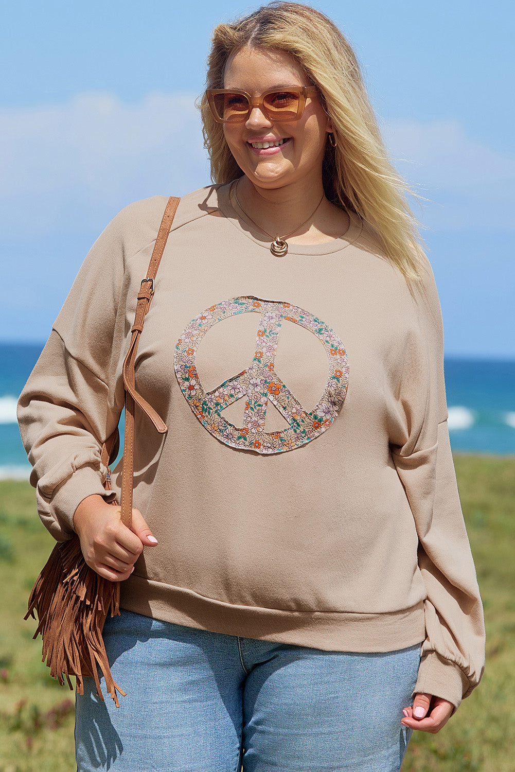 Sweat-shirt grande taille en tissu éponge délavé kaki pâle à motif floral et signe de paix