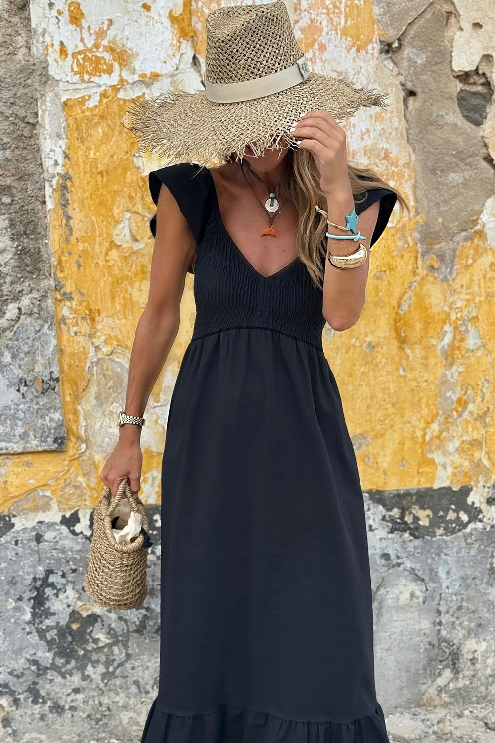 Robe longue noire à volants, col en V, manches flottantes, corsage froncé, taille haute