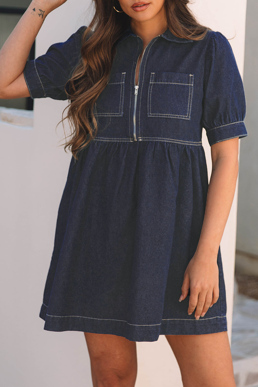 Robe en jean bleu sale à manches courtes bouffantes et col zippé