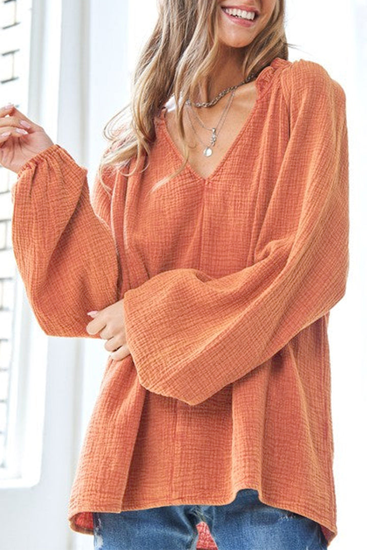 Chemisier orange texturé froissé à volants, col fendu et manches bouffantes