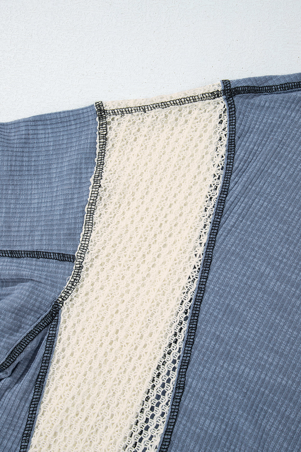Haut ample bleu Ashleigh à détails crochetés et coutures apparentes
