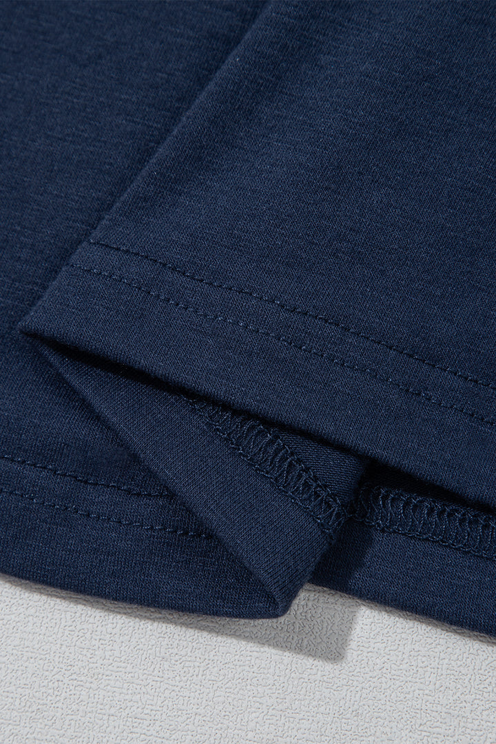 Robe droite bleu marine à manches raglan et détails plissés en dentelle contrastante