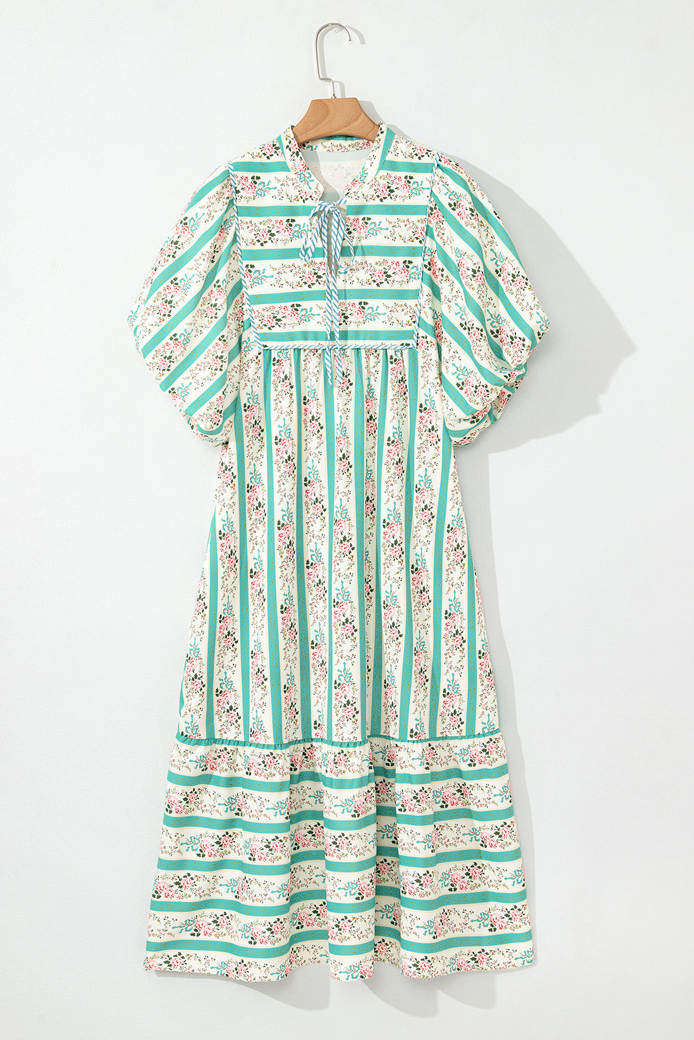 Robe mi-longue à rayures multicolores et imprimé floral, col fendu et manches bouffantes