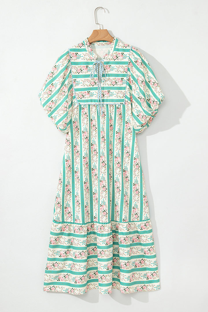 Robe mi-longue à rayures multicolores et imprimé floral, col fendu et manches bouffantes