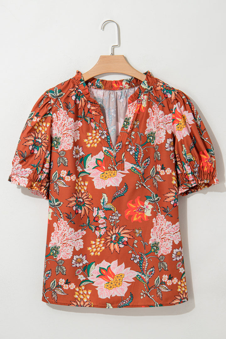 Chemisier marron à manches courtes bouffantes et col en V avec bordure à volants et motif floral cousu