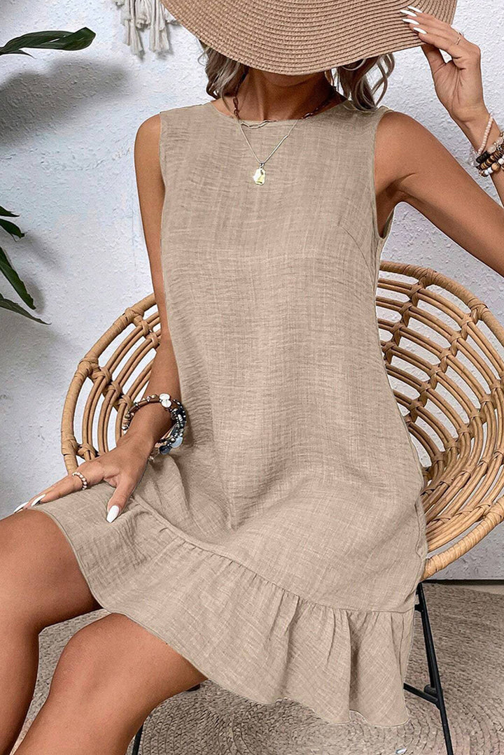 Robe courte sans manches gris fumé à dos échancré et ourlet à volants