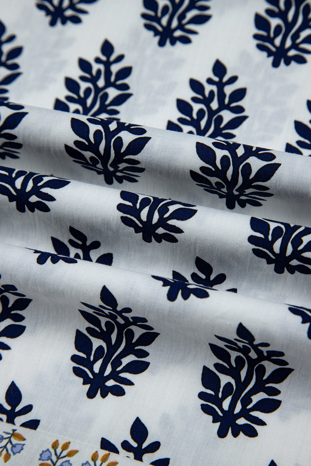 White Plus Size Boho Floral Print Contrast Trim Split Neck Puff Sleeve Patchwork Blouse