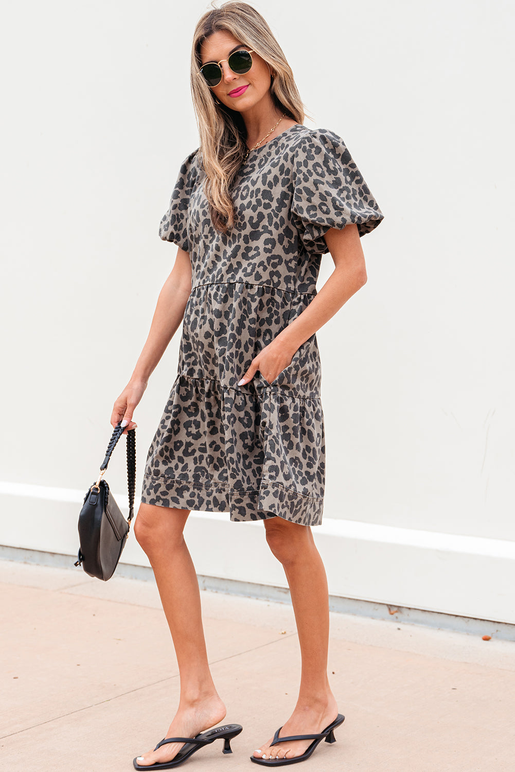Mini-robe en jean marron à manches courtes bouffantes et imprimé léopard