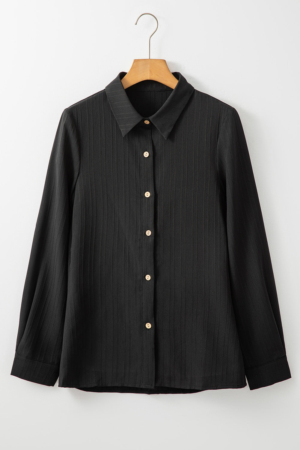 Chemise noire unie texturée à col rabattu et boutons
