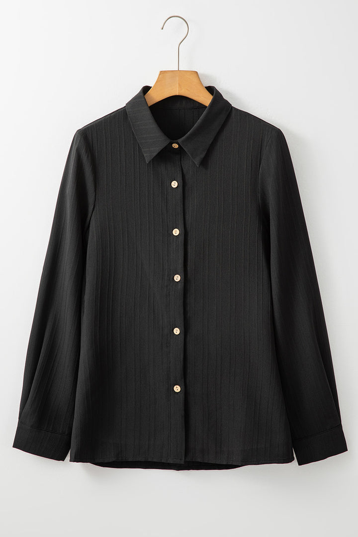 Chemise noire unie texturée à col rabattu et boutons
