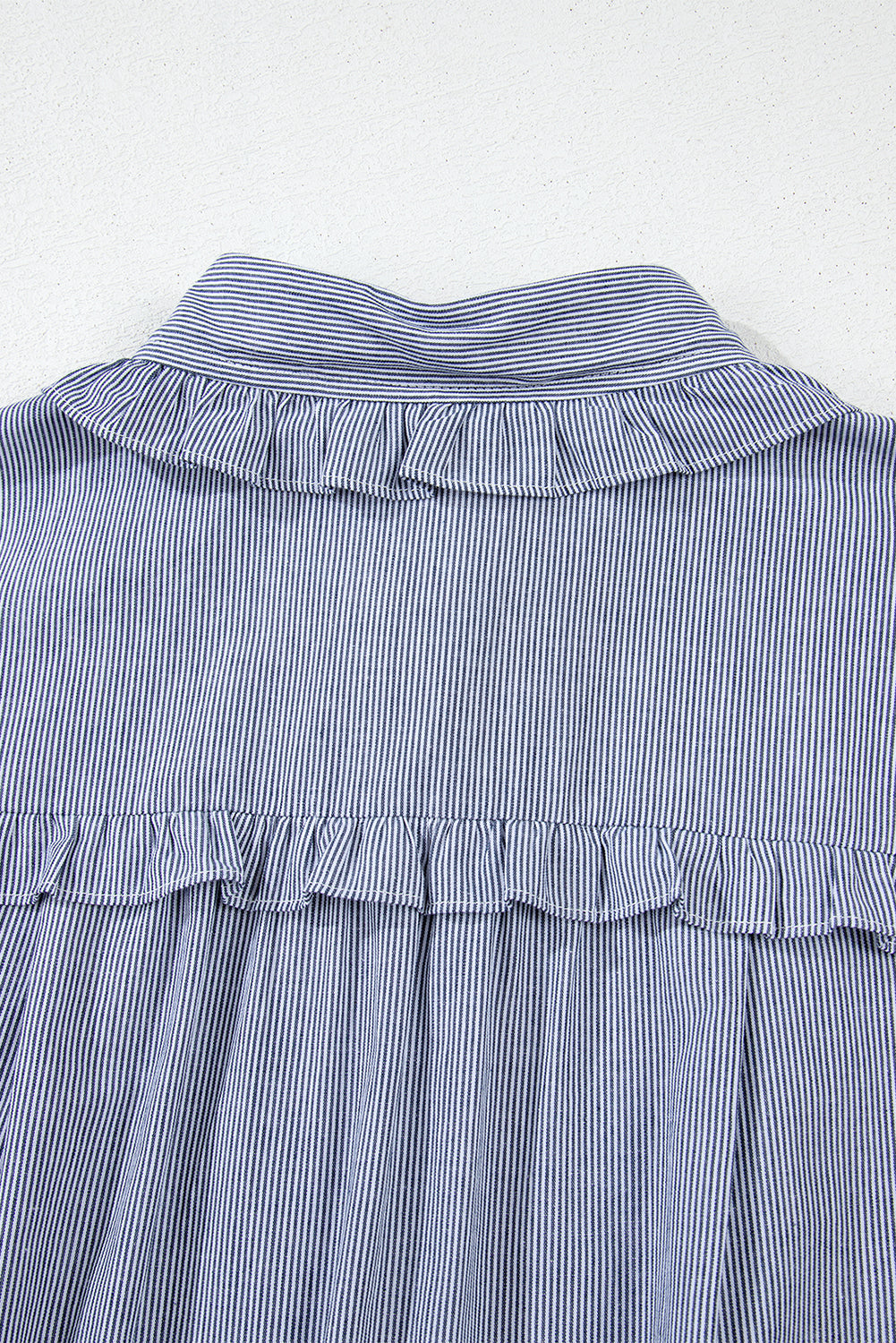 Robe courte boutonnée à rayures bleues, col sans manches, poche avant, col à volants