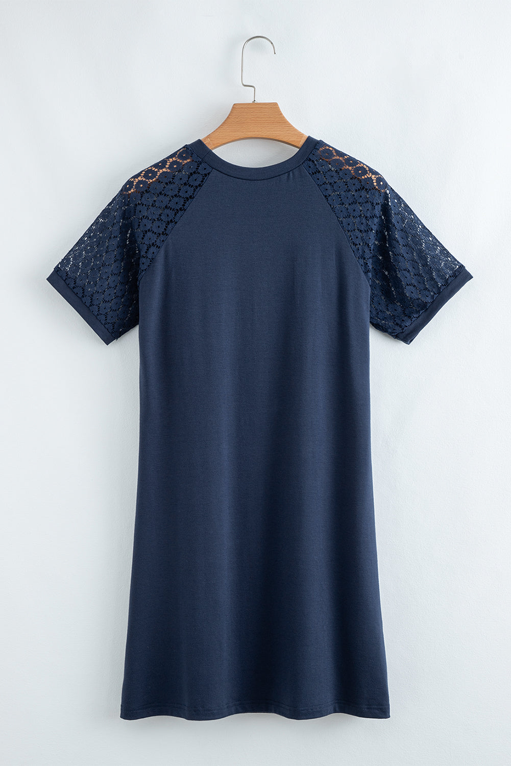 Robe droite bleu marine à manches raglan et détails plissés en dentelle contrastante