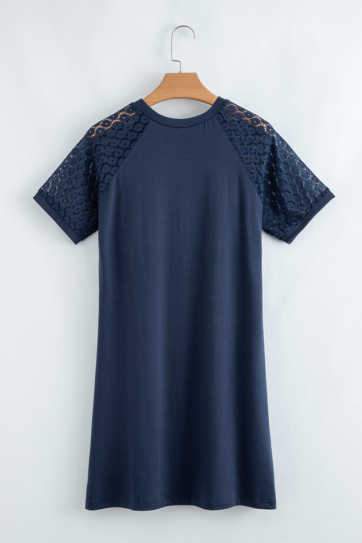 Robe droite bleu marine à manches raglan et détails plissés en dentelle contrastante
