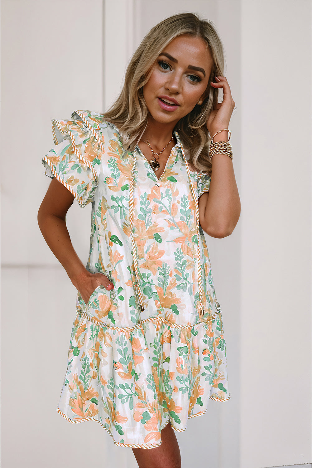 Mini-robe orange à manches courtes et bordures contrastées à fleurs