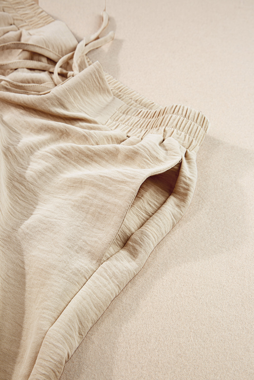 Ensemble t-shirt court beige froissé à ourlet élastique et pantalon large