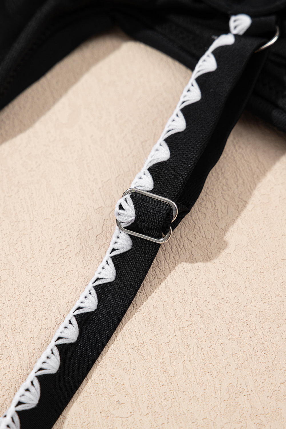 黑色 Ric Rac Trim 撞色拼布鏤空連身泳衣