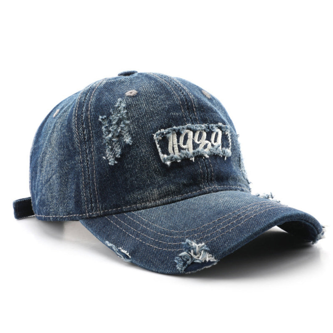 Single-color Embroidered Label With Frayed Edges, Washed And Aged For A Retro And Casual Look. Baseball Cap With Curved Brim, Suitable For Street Entertainment And Travel.