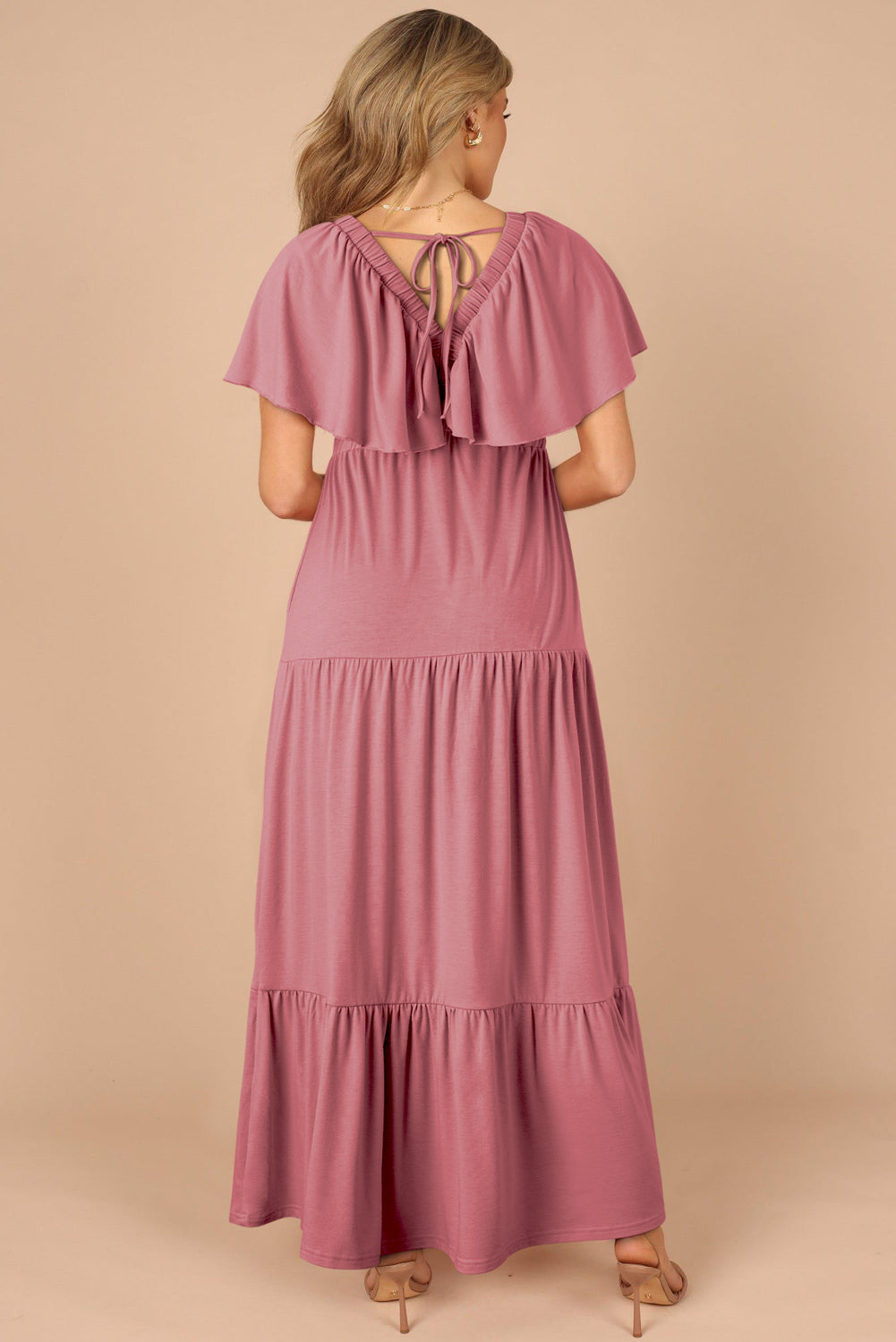 Robe longue texturée rose à col en V et manches flottantes à volants