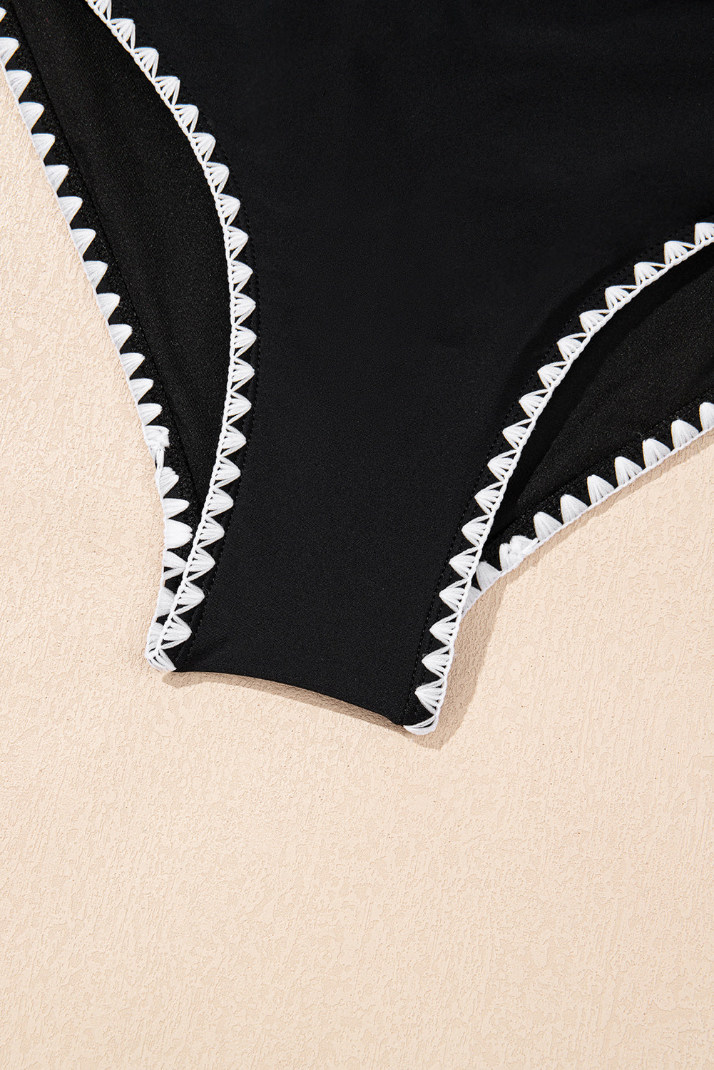 黑色 Ric Rac Trim 撞色拼布鏤空連身泳衣