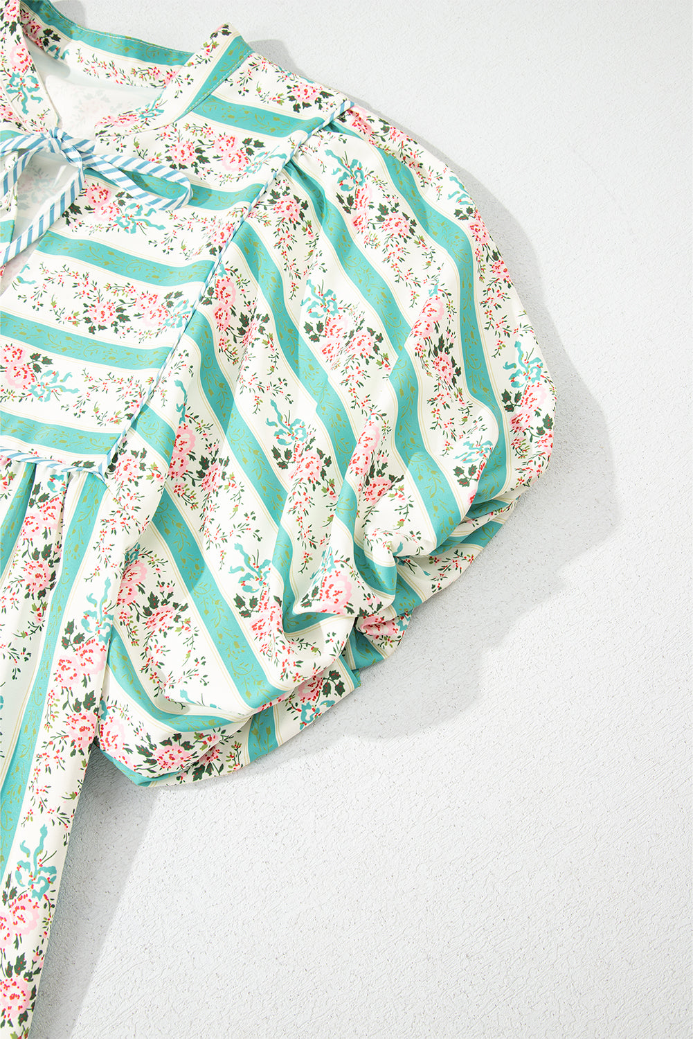 Robe mi-longue à rayures multicolores et imprimé floral, col fendu et manches bouffantes