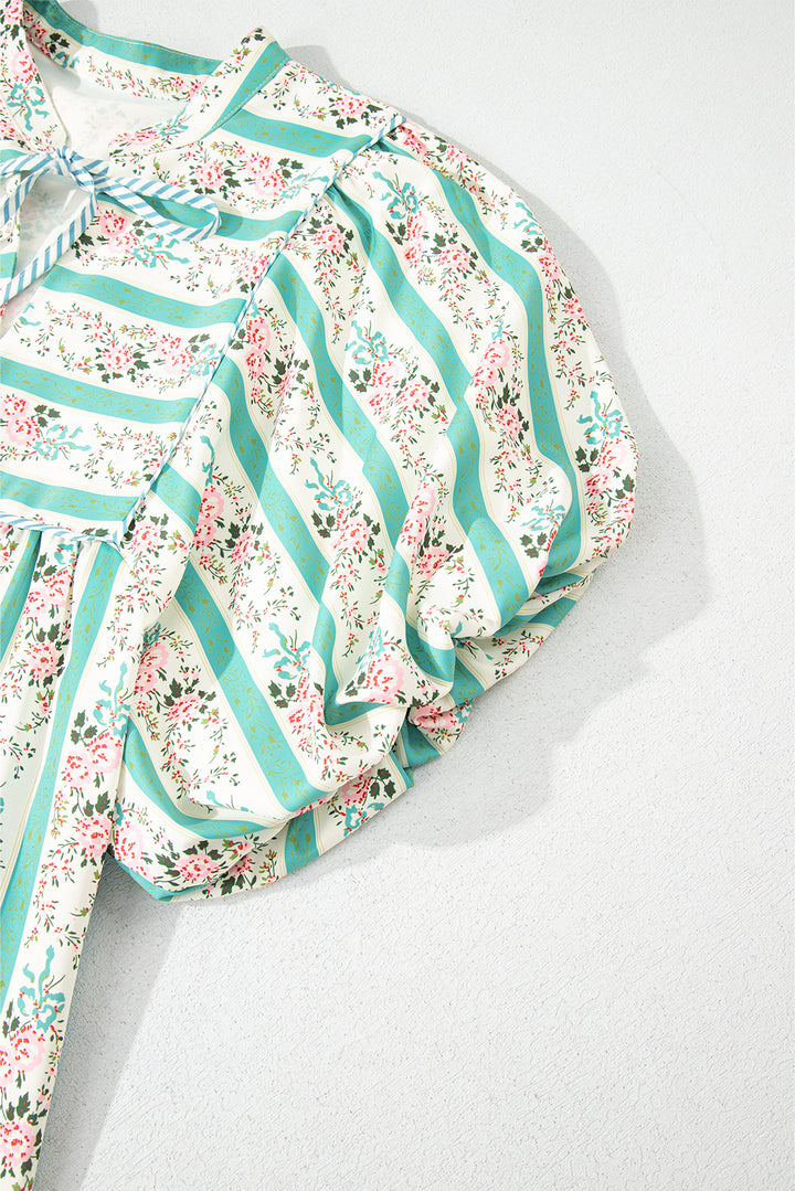 Robe mi-longue à rayures multicolores et imprimé floral, col fendu et manches bouffantes