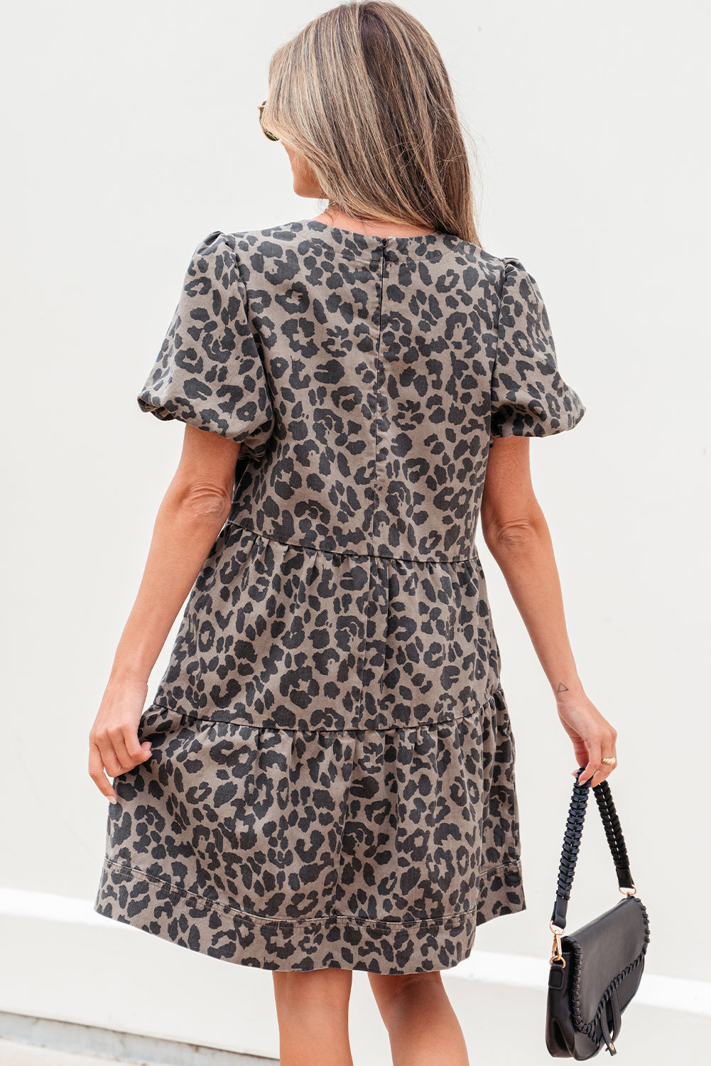 Mini-robe en jean marron à manches courtes bouffantes et imprimé léopard