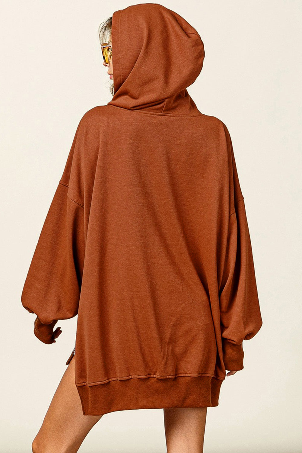 Sweat à capuche surdimensionné marron à col en V et poche kangourou