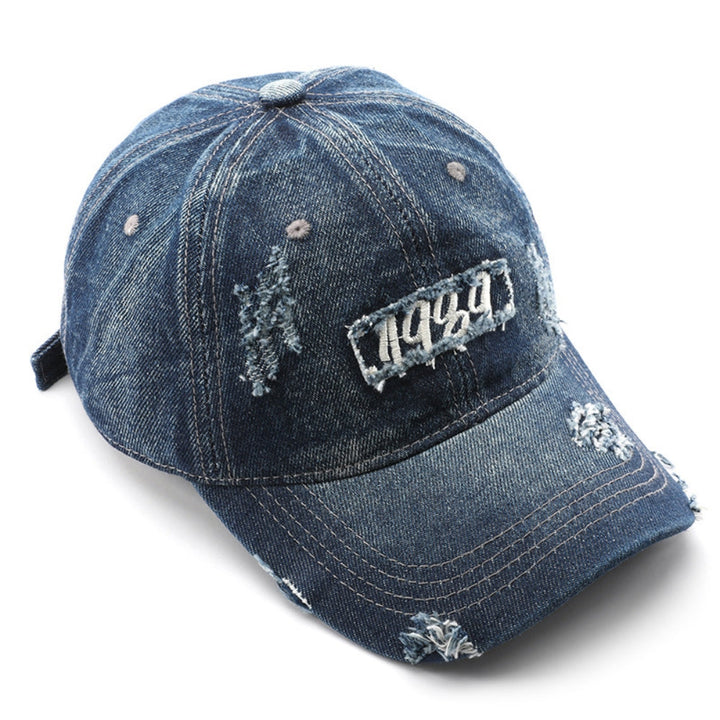 Single-color Embroidered Label With Frayed Edges, Washed And Aged For A Retro And Casual Look. Baseball Cap With Curved Brim, Suitable For Street Entertainment And Travel.