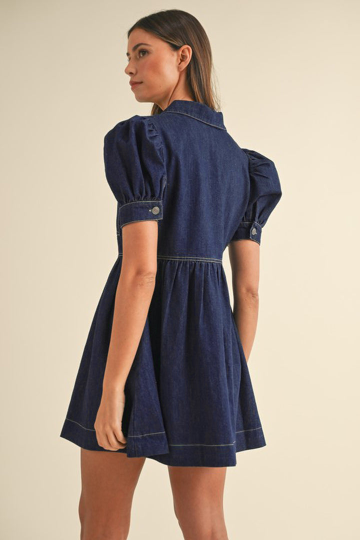 Robe en jean bleu sale à manches courtes bouffantes et col zippé