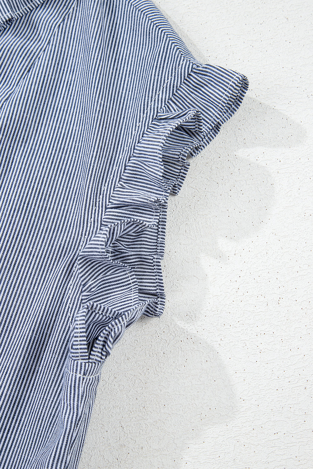 Robe courte boutonnée à rayures bleues, col sans manches, poche avant, col à volants