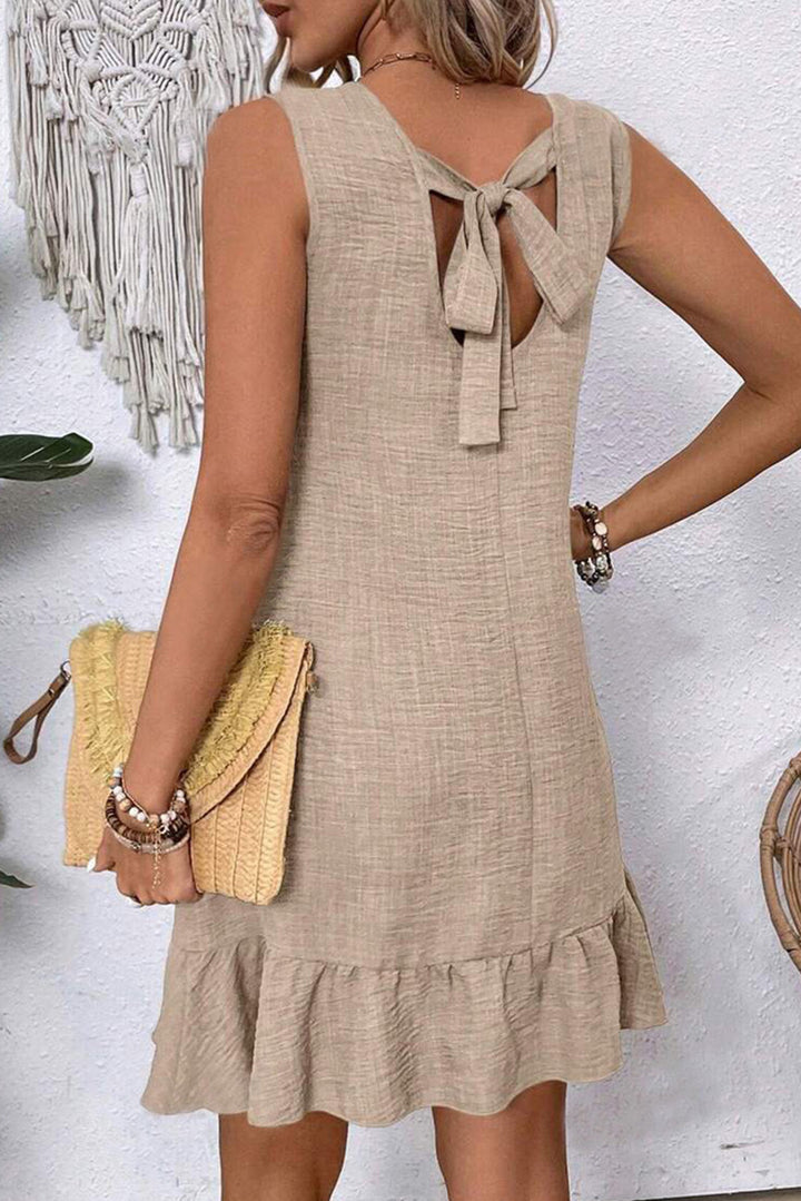 Robe courte sans manches gris fumé à dos échancré et ourlet à volants