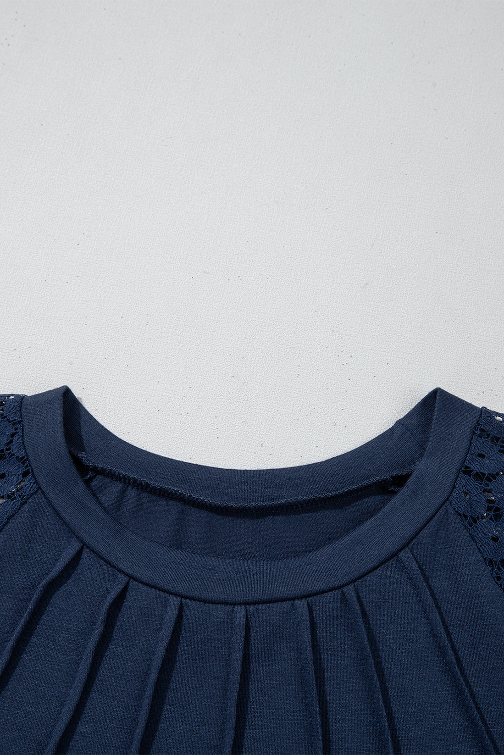 Robe droite bleu marine à manches raglan et détails plissés en dentelle contrastante