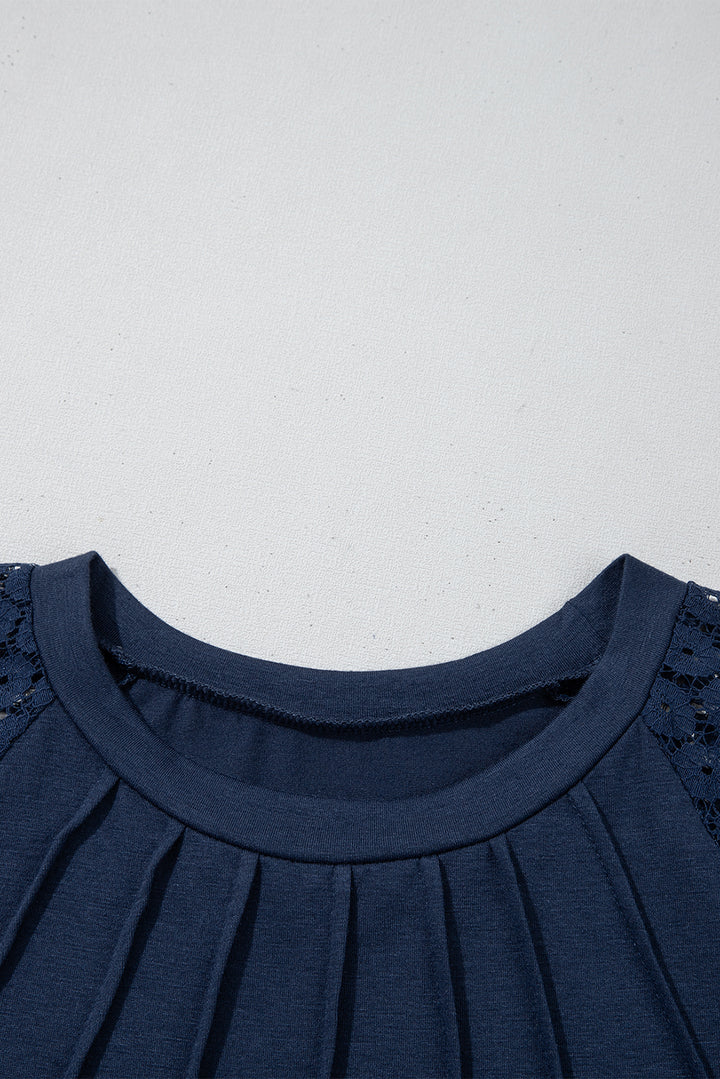 Robe droite bleu marine à manches raglan et détails plissés en dentelle contrastante