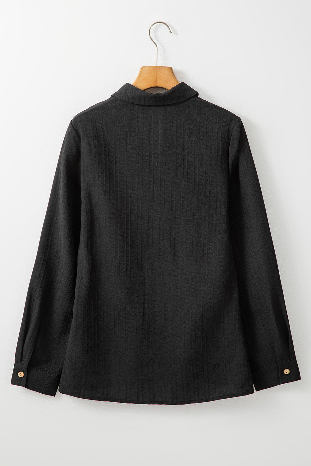 Chemise noire unie texturée à col rabattu et boutons