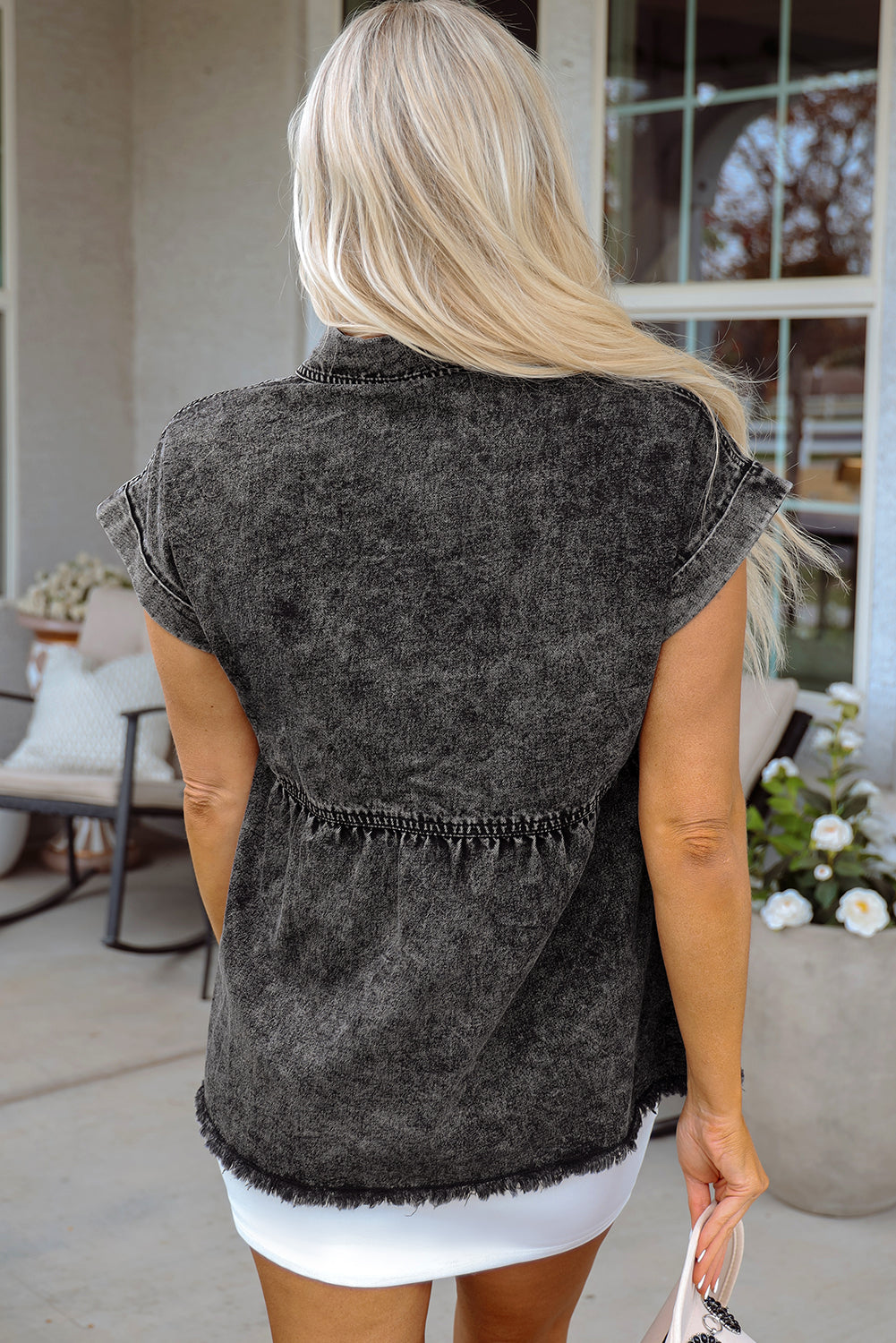 Chemise en jean noire à manches courtes, poche à rabat et ourlet brut boutonné