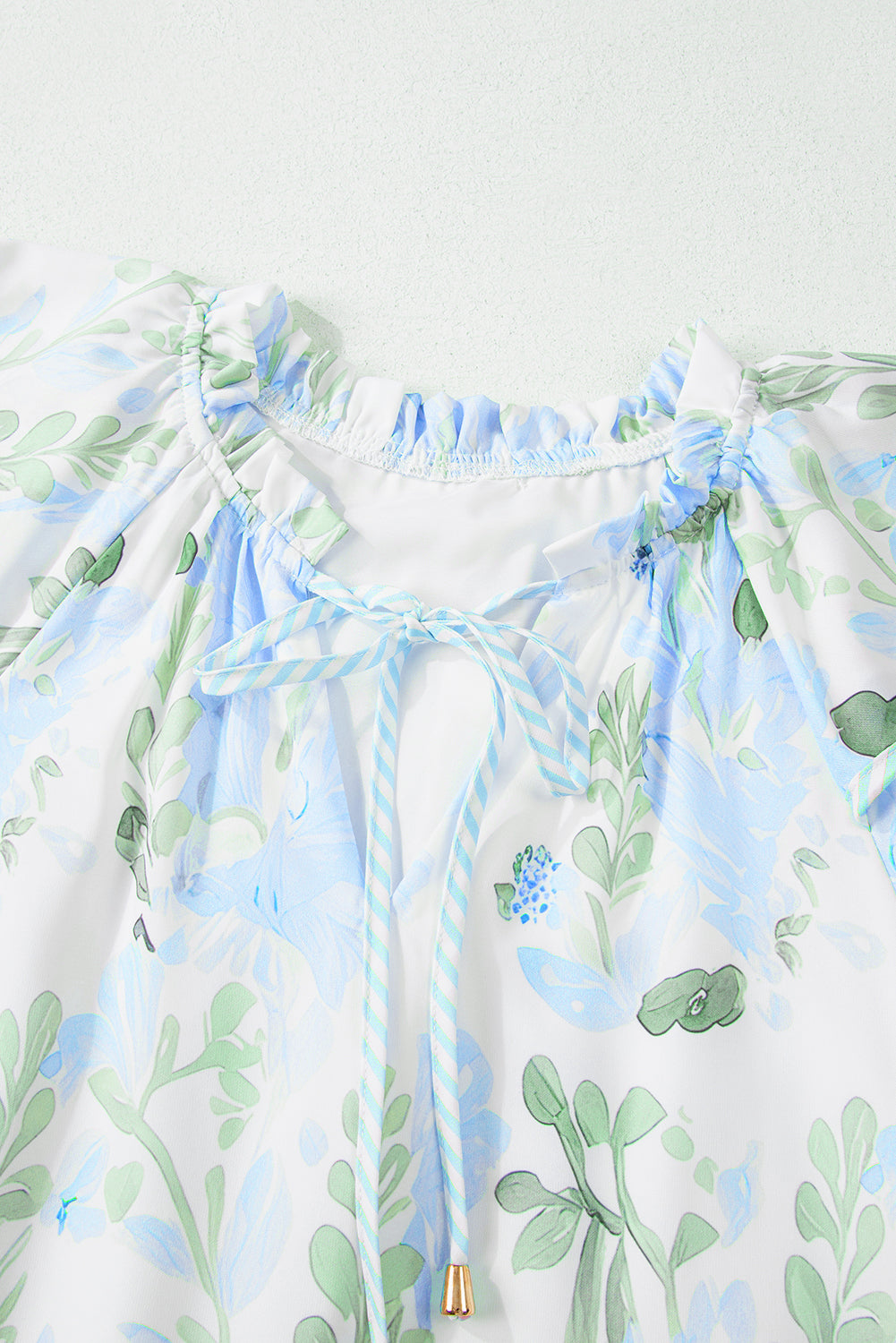 Mini-robe à manches courtes superposées et à bordures contrastées bleu ciel