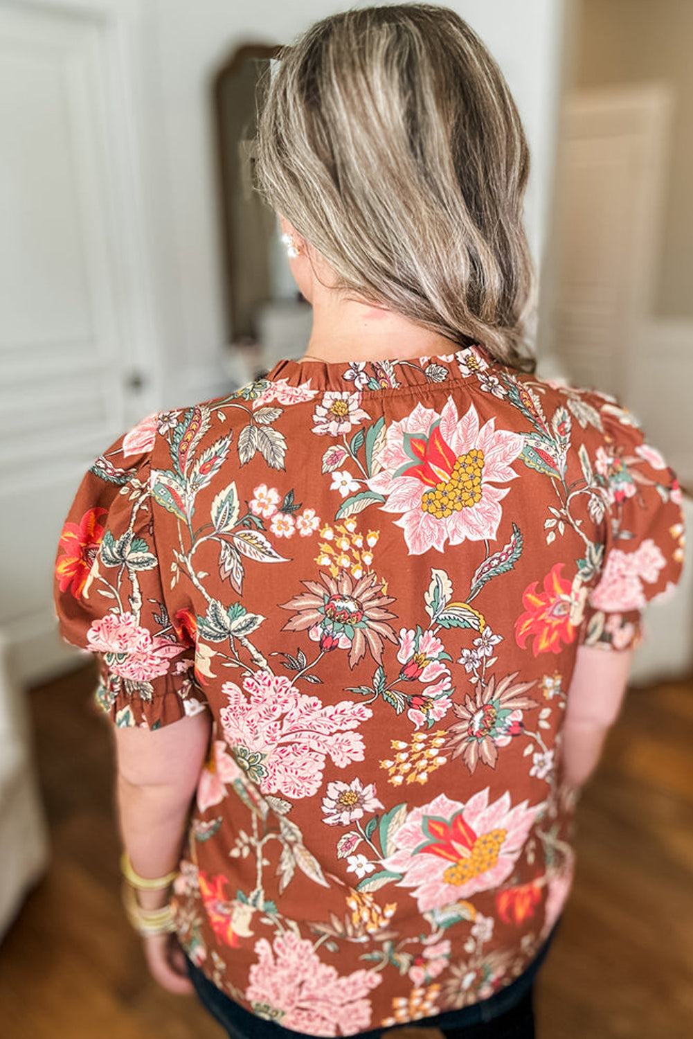 Chemisier marron à manches courtes bouffantes et col en V avec bordure à volants et motif floral cousu