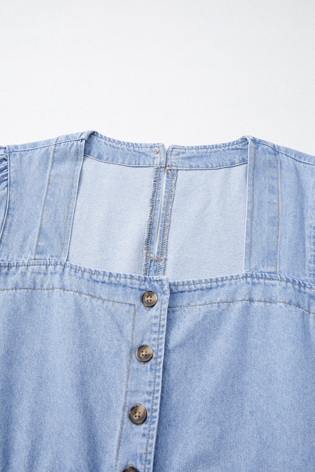 Robe mini babydoll à col carré et boutons en denim bleu Beau