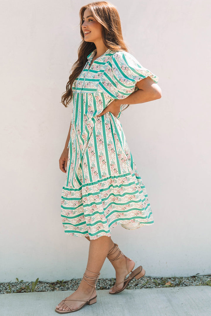 Robe mi-longue à rayures multicolores et imprimé floral, col fendu et manches bouffantes