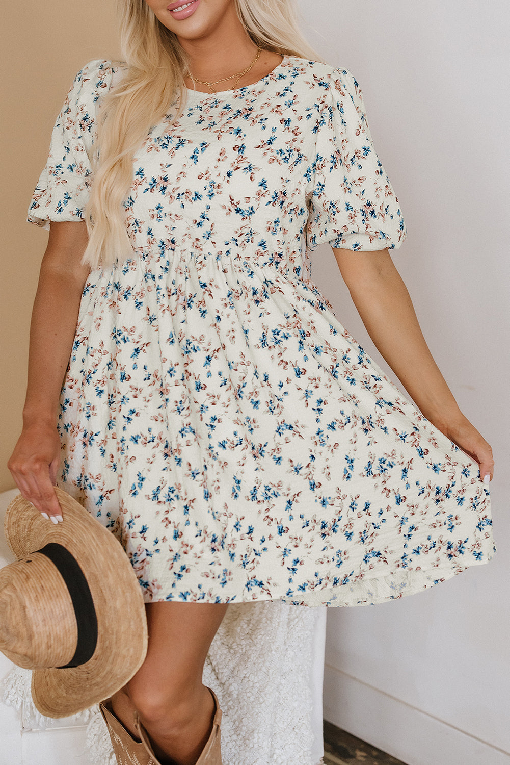 Mini-robe taille empire beige à manches courtes bouffantes et à fleurs