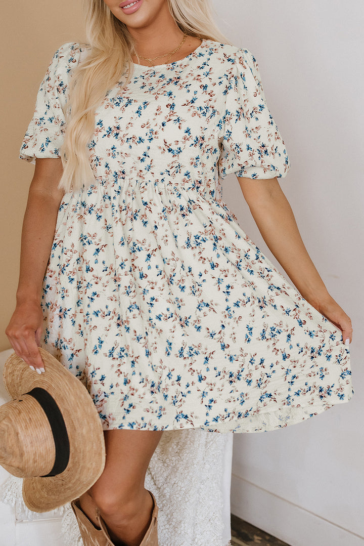Mini-robe taille empire beige à manches courtes bouffantes et à fleurs