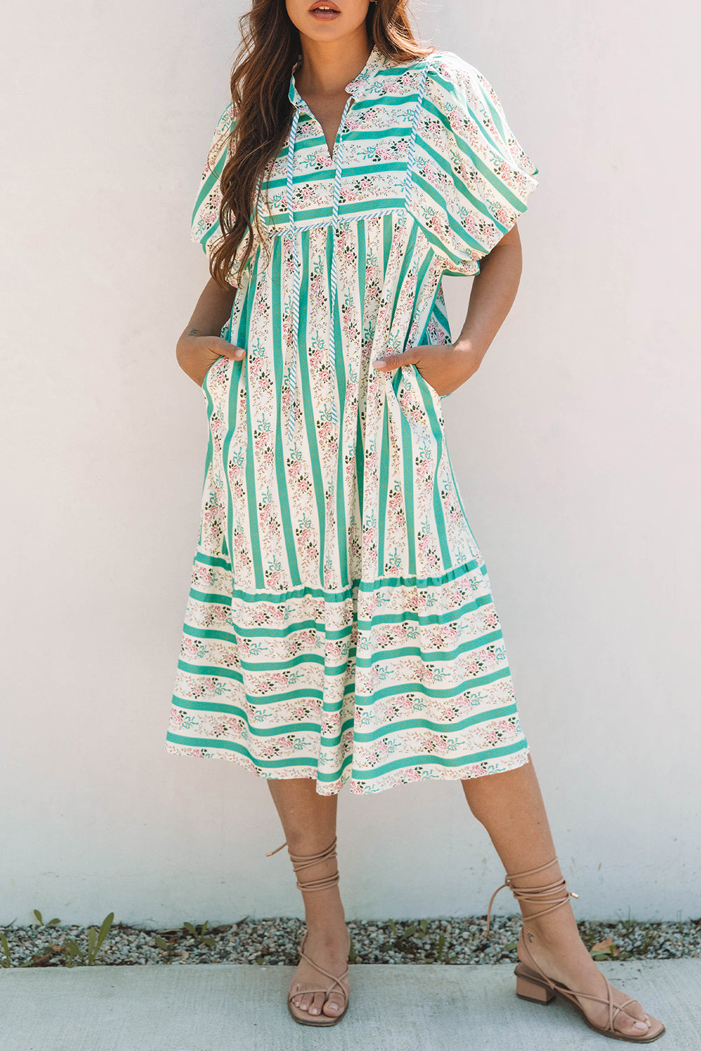 Robe mi-longue à rayures multicolores et imprimé floral, col fendu et manches bouffantes